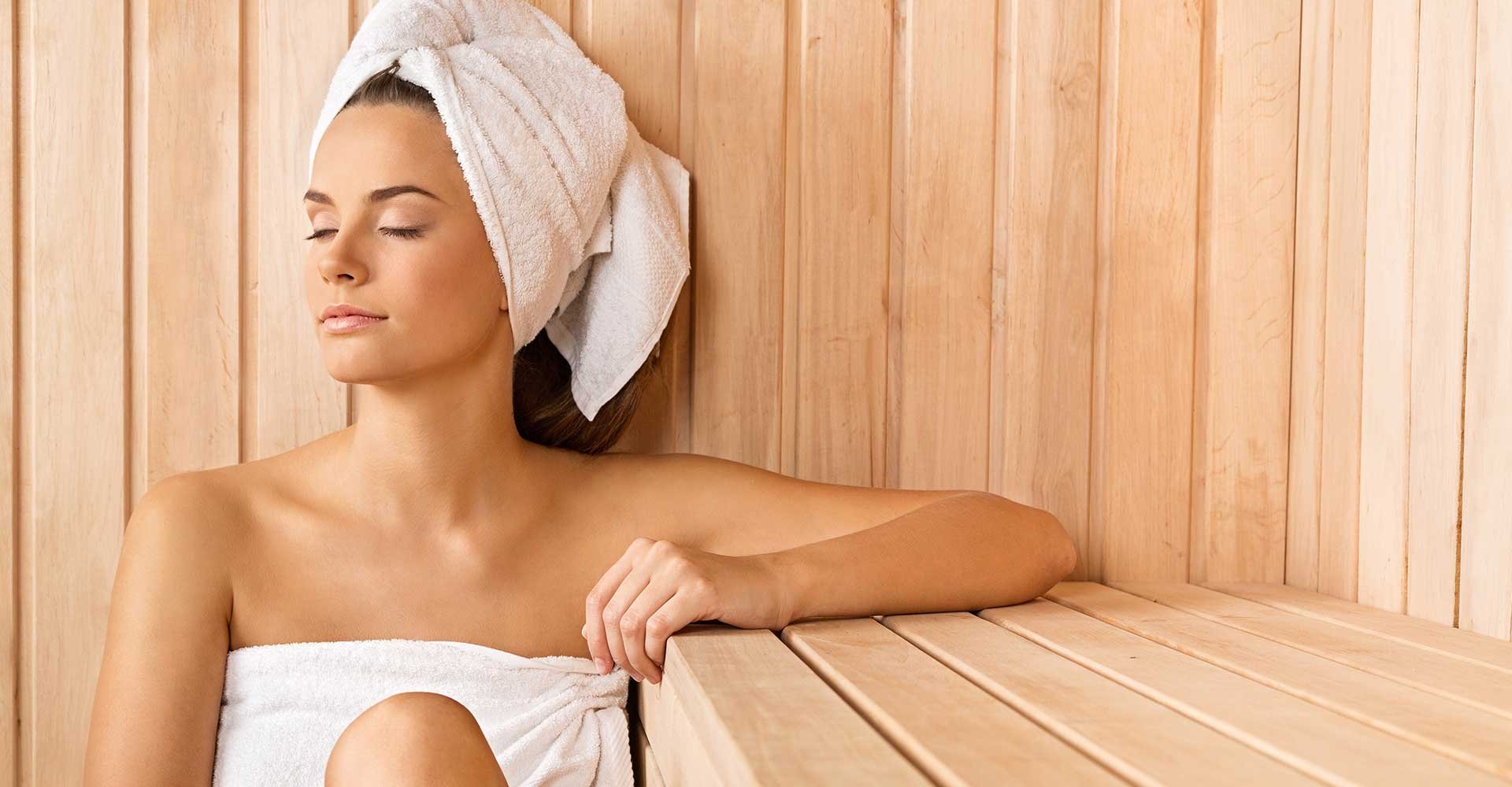 Mulher Descansando Na Sauna